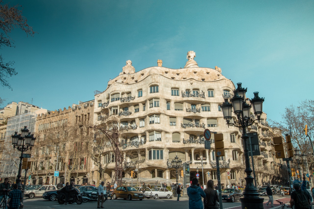 Fassade und Dachterrasse der Casa Milà (La Pedrera) in Barcelona